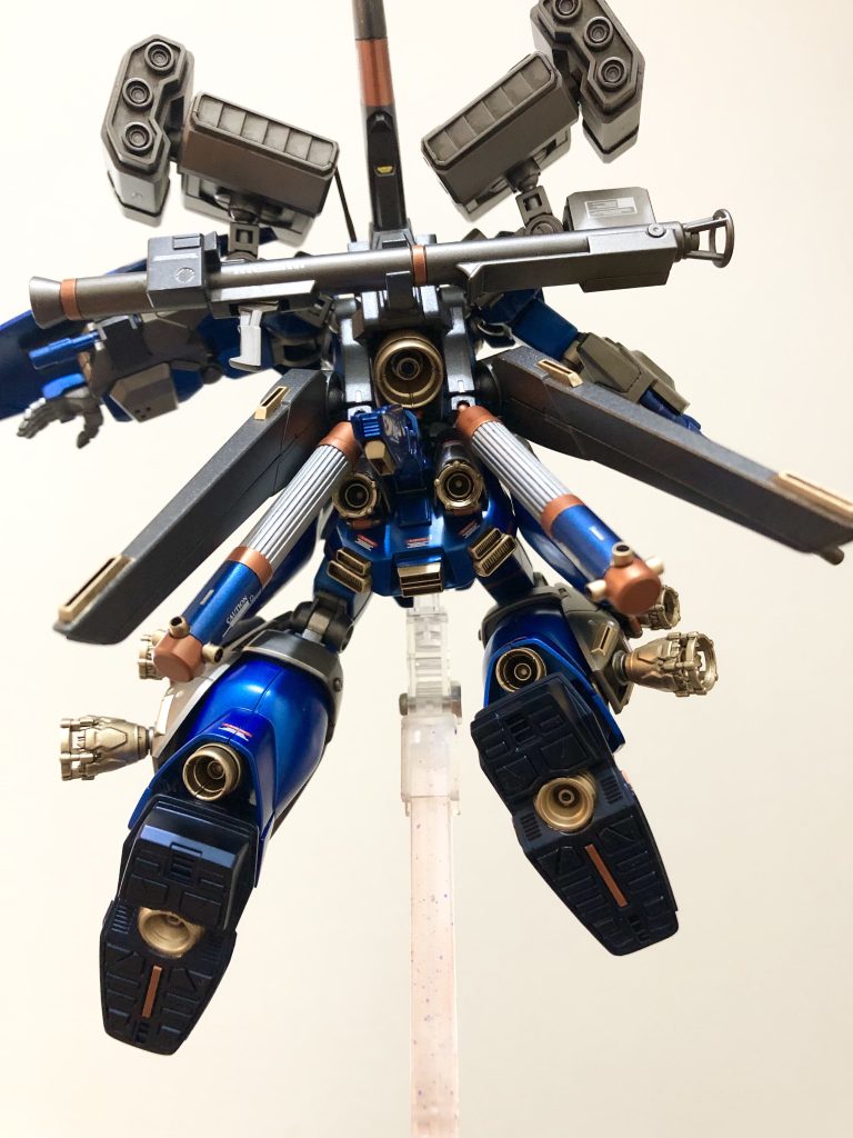 僕的な設定はクシャトリアに敗れた機体をロンドベルが回収、倉庫に保管されてたνガンダムの部品で魔改造されリベンジに向かう。って感じです😄