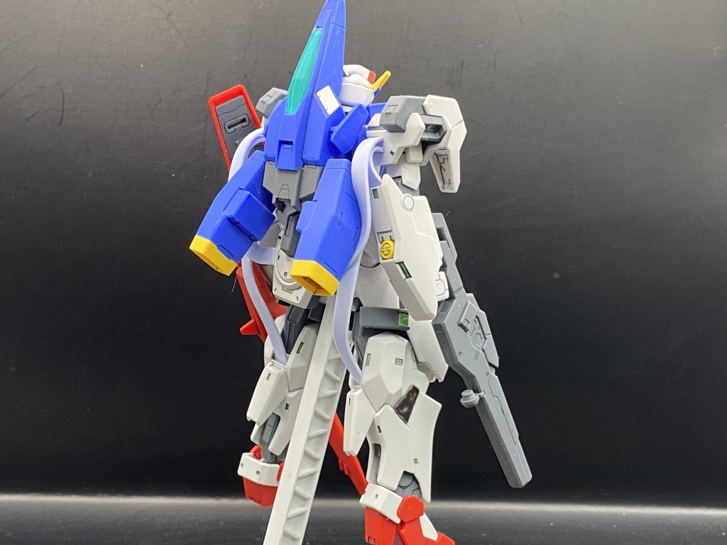 全身を前後から腕部や脚部に腰部に備えたエネルギーパックとケーブルで接続させることで出力を向上させようという発想からプルトーネが選ばれました