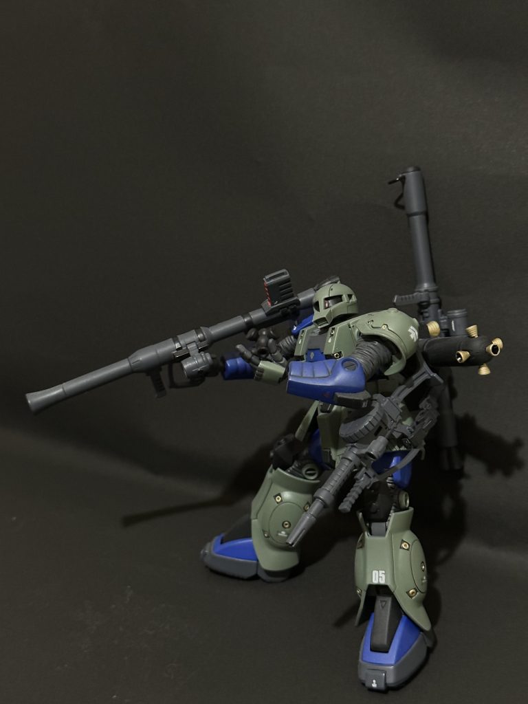 機動力では劣りますが、武装力では負けません。よく見ると、左手には目眩しでクラッカーも。