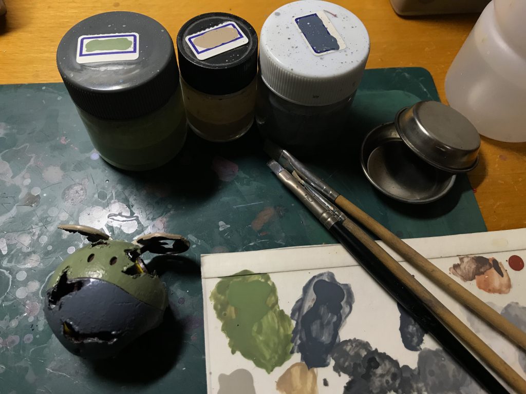 　アクリジョン半乾きくらいで本塗装を始めました。ラッカー筆塗りです。下地ちょい溶けでいい感じにマホガニーが混ざって色が複雑になりました。重力方向に筆の跡を付けながら3回重ね塗りしました。