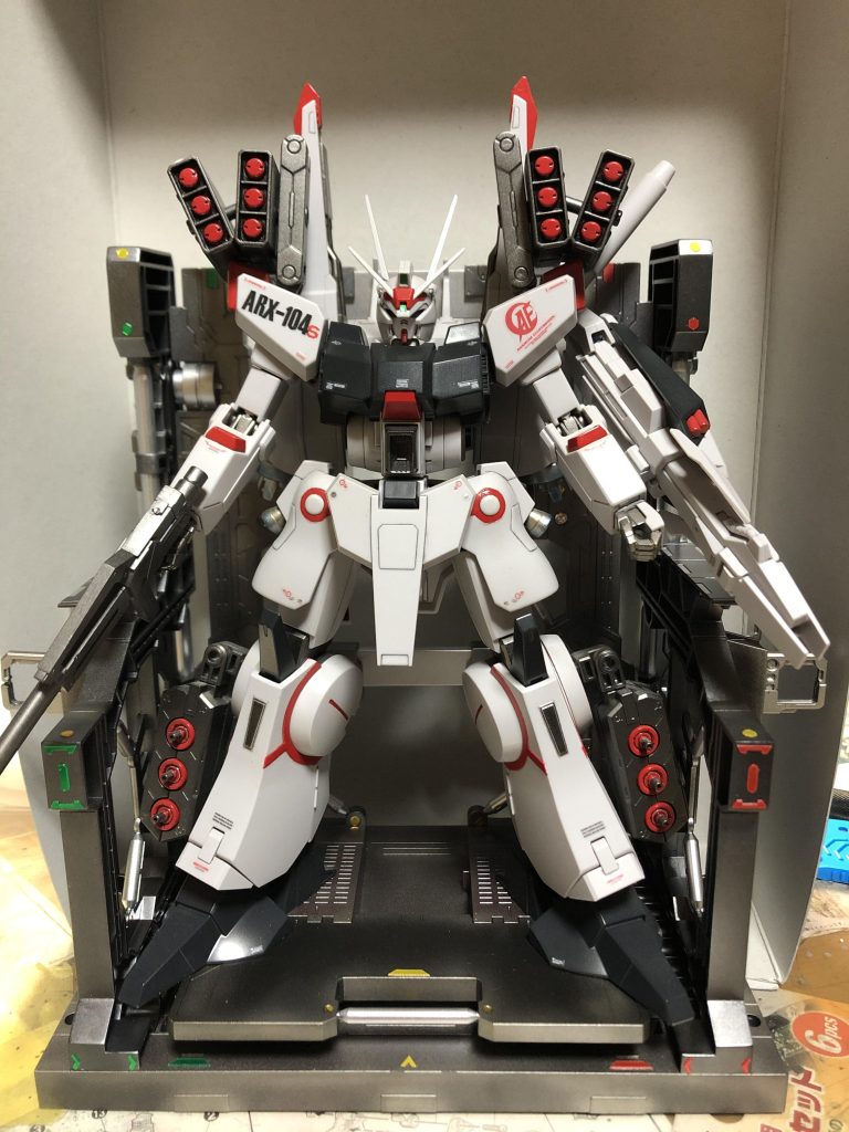 僕の手持ちのキットでギリギリ入るのがシルヴァバレトでしたが上方向には完全にとびだします。Ξガンダム、ペーネロペーは絶対に無理です。