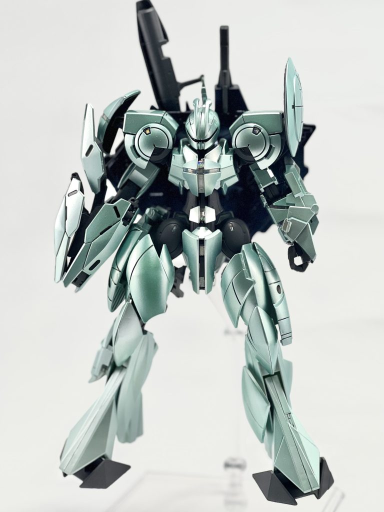 正面。胴体と手足基部はハインドリー、頭部と脚部とバックパックはターンX、右腕はミカエリス、左腕はバンシィ(デストロイモード)を主に使用しています。最初は足をウォドムポッドにしようか迷いましたがデザインバランスから旧キットの足とハインドリーの足を接続できるよう加工し、使用しています。また太もものアーマーを紛失していたので使わなかったターンXのシャイニングフィンガーなどを加工して太ももに取り付けました。