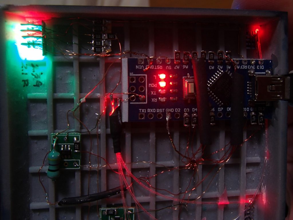 ベースの裏側です。コントロール用のArduino、LED制御用の昇圧ユニットなどが見えます。昇圧ユニットはarduinoからPWM制御しています。