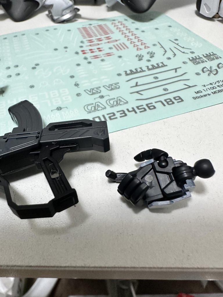 ライフル腕がガバガバ仕様だったので、固定するためにライフルに3mm穴あけて手のほうは2mmであけて固定出来るように。