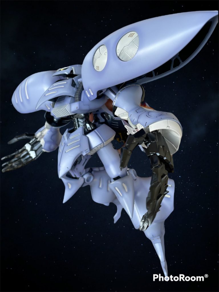 キットについてくるメタルデカールはあえて貼ってません。その方が雰囲気でていいかなと。その分情報量は落ちますが塗装でカバーしてます。塗装はサフ→メインブルー→ホワイトパール→縁にクリアバイオレット＋クリアブルー＋クリアー→パール＋ホワイト＋クリアーの順で吹いてます。詳しくはHJWebの