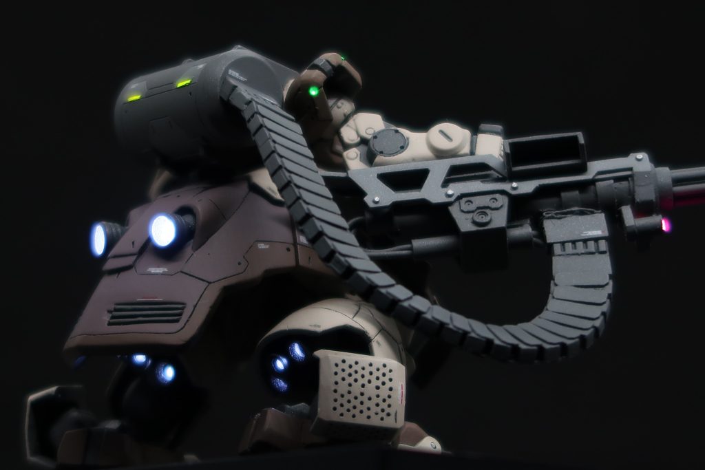 背中側その2。スラスターはふくらはぎにもあります。