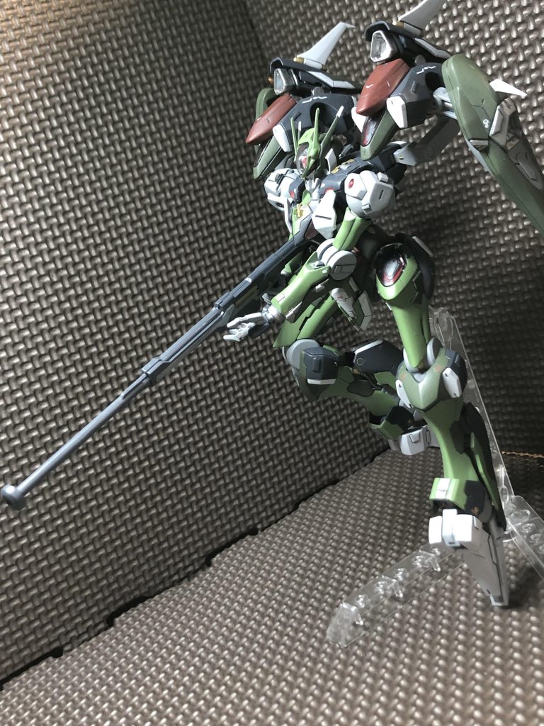 ビームアルケビュースも、単色だと寂しいので、塗り分けを増やしています。本体の肩周りのジョイント穴の部分は、サーベルとかのランナーパーツを埋め込んで、センサのように見立てています。バックパックや脚部の可動部の自由度が高いので、高機動で狙撃する機体のコンセプトともあったポージングができますね。