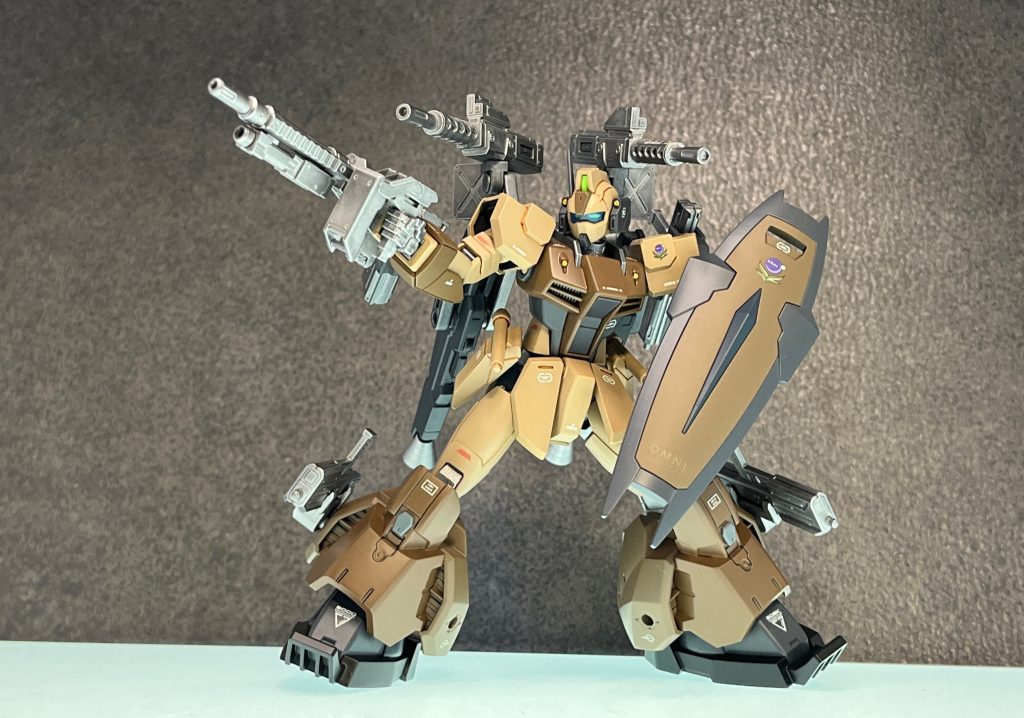 ダガーL コンスタンティン防衛部隊(砂漠戦想定高機動型仕様)ホバリング仕様の脚部とバックパックの追加スラスターで、砂漠での戦闘に特化させた仕様。高機動型ゆえに、バクゥとも互角以上に闘える連合軍の数少ないMSとなっている。また同部隊に編入したダガーLアイアンストライダーの護衛も行う。