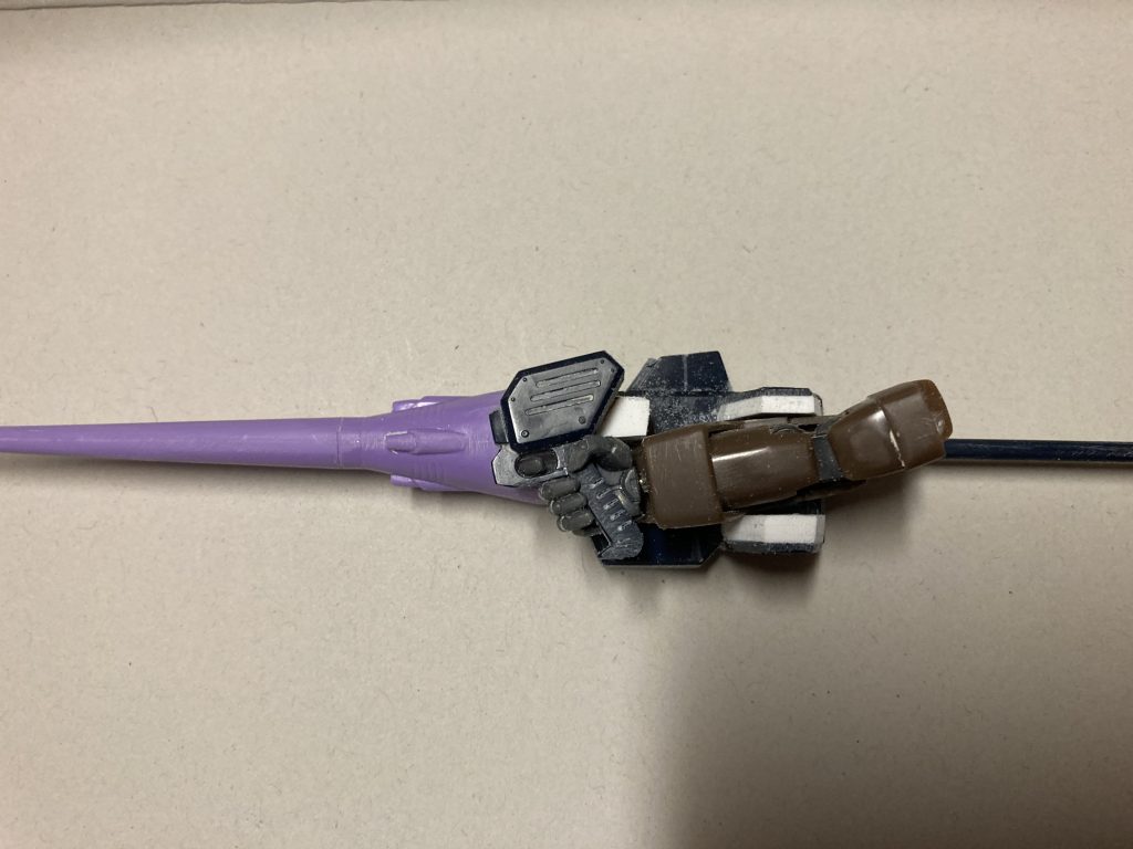 ショットランサーはプラ板で厚さを稼いで、落ちないように引っ掛けています。