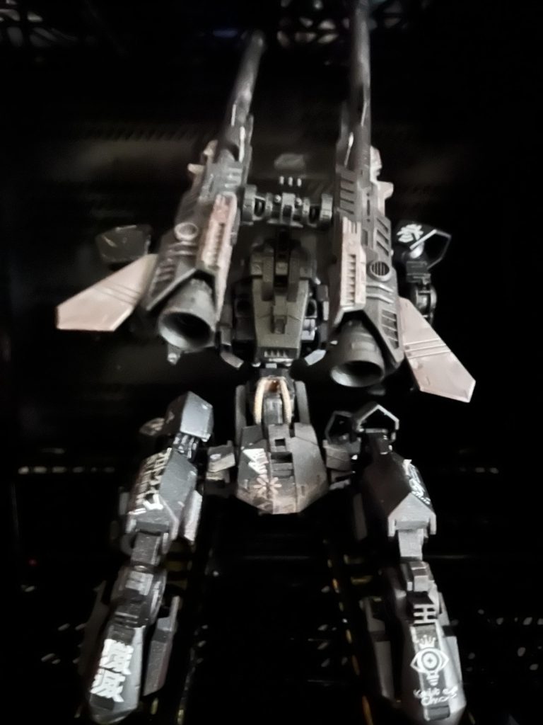 後ろ姿を見てみたいとおっしゃってくださる方が居たので腰のメッシュパイプは隙間に捩じ込んでレジンで固定しました。見えない所だしまぁ多少はね?