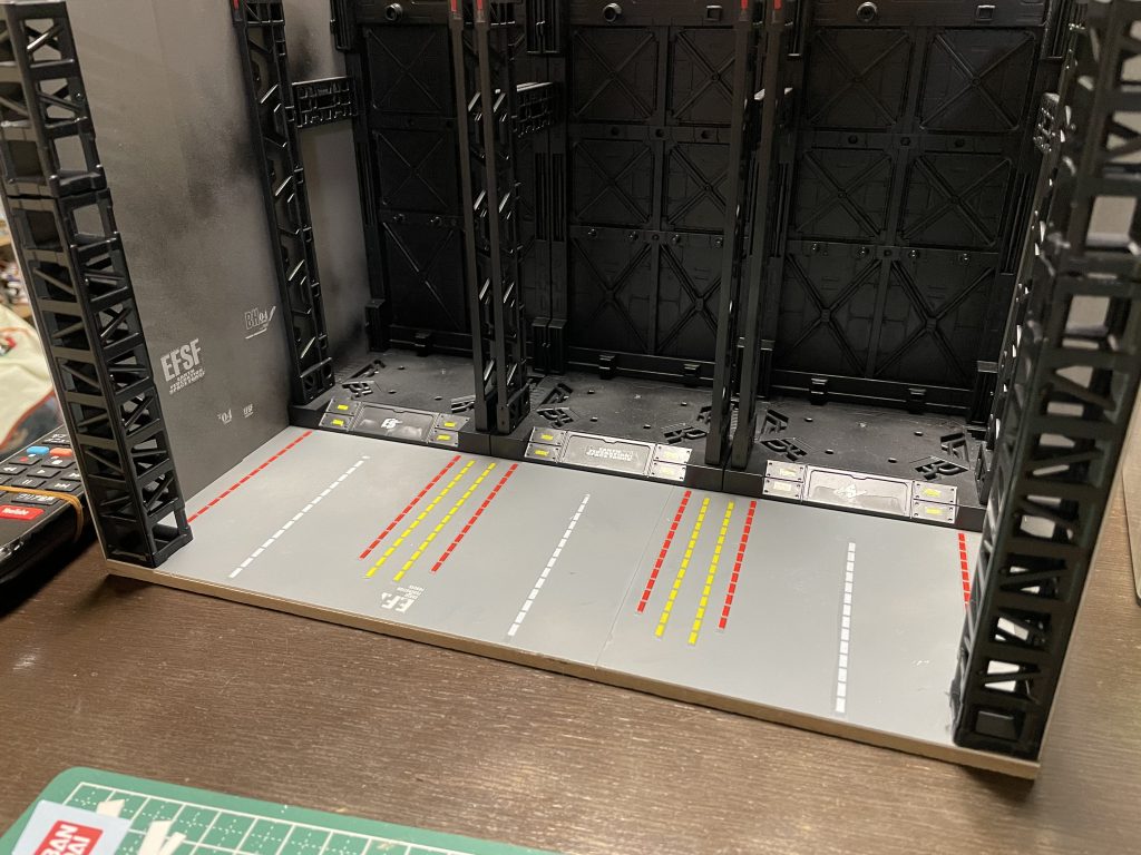 床面や壁にシールやデカールを貼りウェザリング