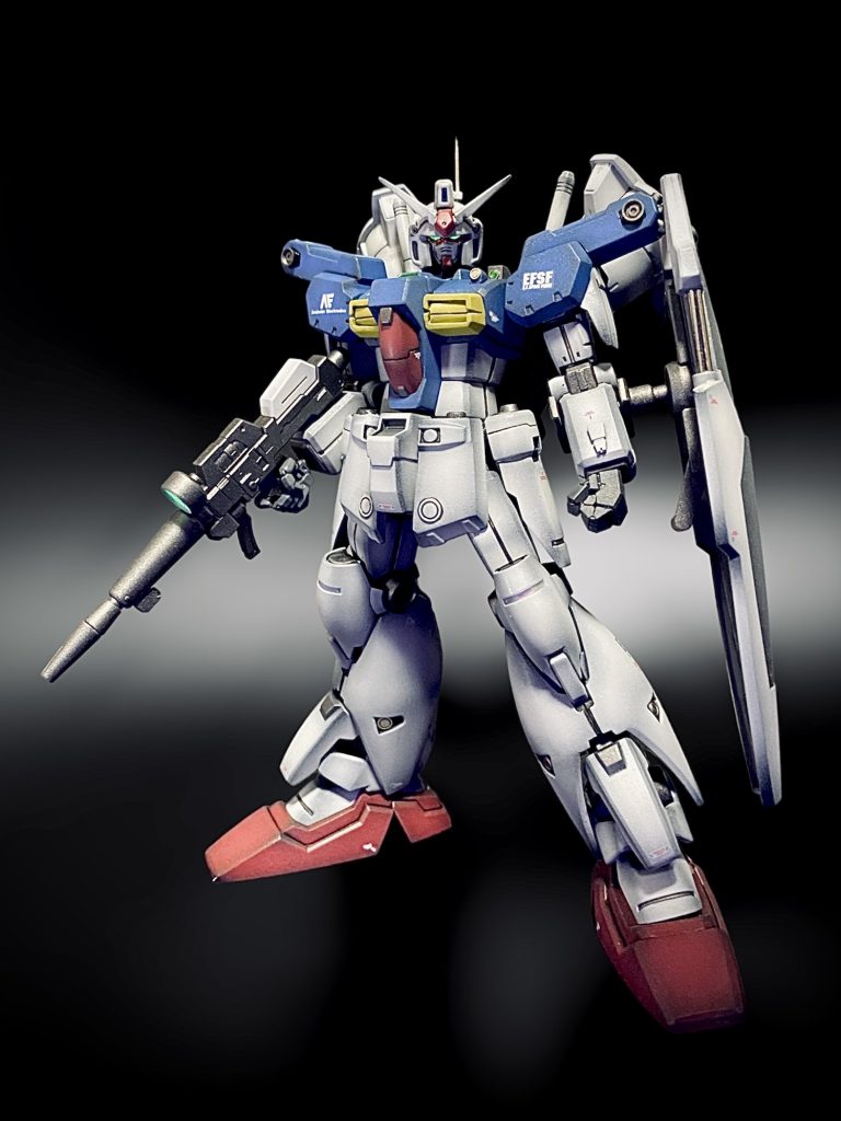 改修ポイントは、足首関節で2㎜くらい延長、腿の付け根を削って、足が開くように、踏ん張りが効くようにしました。腰フロントアーマーは3㎜延長、首も少し延長。シールド基部もプラ棒で伸ばして肩が干渉しないように。