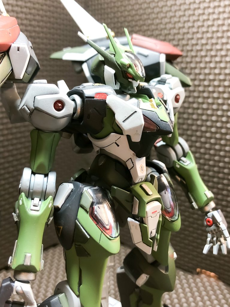 顎パーツを外すとガンダムフェイスが出て来ますが、これはこれで、ヒーロー然とした感じでカッコいいです。最近は普段の仕事も忙しく、作る時間を十分取りにくくなって、完成まで時間が掛かりましたが、これからも自分なりのガンプラを作っていこうと思います。