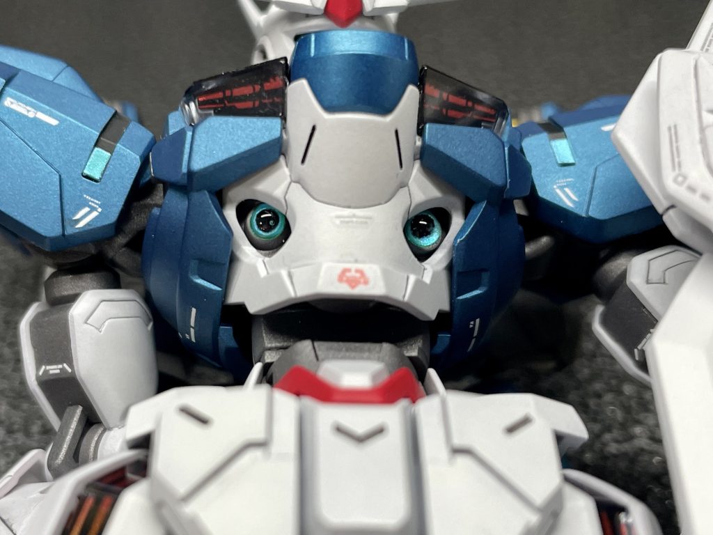 腹部のセンサー?はキット付属のシールに塗装してからレジンでレンズ風に■使用カラーホワイト部:コールドホワイト(ガイアノーツ)ブルー:色ノ源シアン5/シルバー2/青竹色1/ブラック1/メタリックブルー1(すべてクレオス)レッド:ガリアンカラー パンツァーレッド2イエロー:MSイエローセンサーとツインアイ:プリズムパステルミントグリーンブルー(下地ホワイト)ビームライフル:GXグラファイトブラック1/フィニッシャーズライトガンメタル1関節:クレオス黒鉄色3/ガイアノーツクリアーホワイト1■サフホワイト部:サーフェーサーEVO5/GXクリアパープル2/ブラック0.5ブルー部:ボーンサーフェーサーレッド部:ピンクサフ(ガイアノーツ)イエロー部:サーフェーサーEVOホワイト3/MSイエロー1ビームライフルと関節:メカサフヘビー■トップコートホワイト部、ビームライフル:セミグロスクリアープレミアムその他:Exフラットクリアープレミアムすべて中華充電式エアブラシ使用です