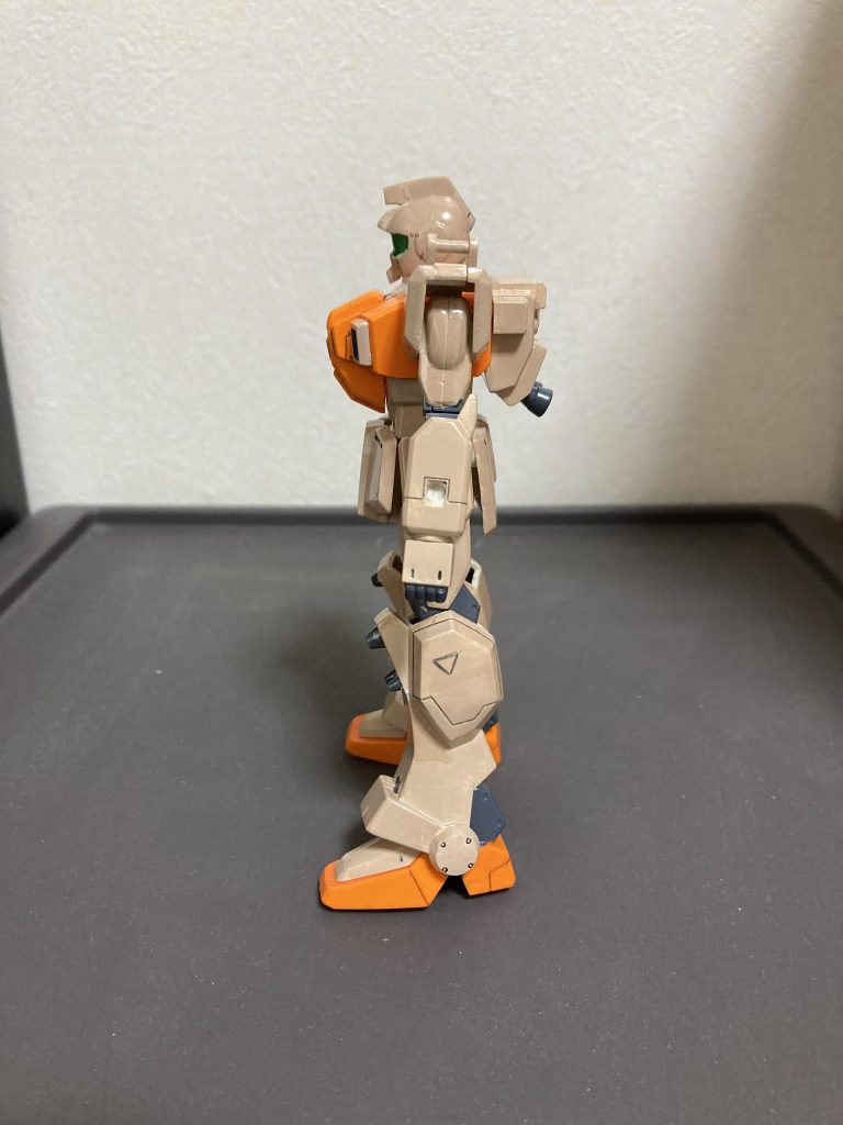 胸部と脚部の三角形のマークはプラ板や筋彫りで追加しています。