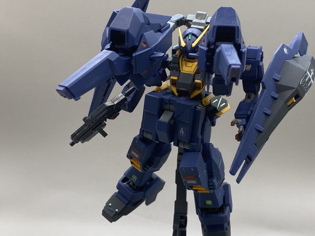 フレキシブルブースターキャノンを前面に押し出し、射撃距離を伸ばした長距離支援型キャノンについてるでっぱりがスコープになっていて長距離射撃を支援してくれる形になっているという設定です。