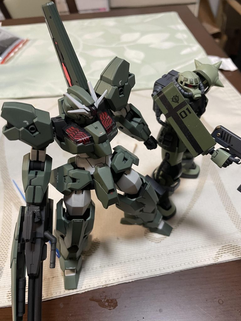 ザクに塗ったMSディープグリーンと比較したら色の感じの違いがわかると思います。缶スプレー塗装も奥が深いんだと思いました。とりあえず塗装の参考になれば幸いです。