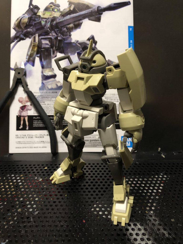 ここからは制作工程です!素組み。可愛いですね。もう一体買おうか。そしてこれが