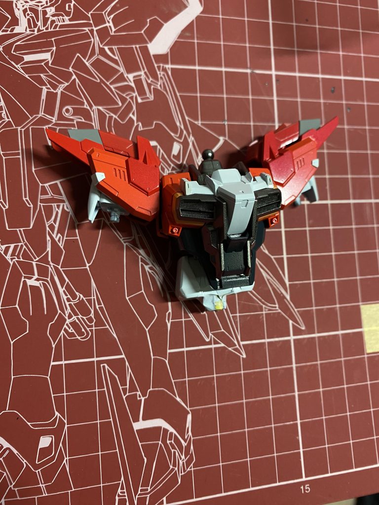 もう一色の赤はローズブライトレッドです。モンザレッドと隣りあわせるとオレンジっぽくみえてるほうです。水性ホビーカラーのソードインパルスレッドが売っているですが、水性ホビーカラー使ったことないなで、いきなりMGになるのは怖いのと、マスキング順に水性の上にラッカー塗料となって侵食しそうなのでやめました。水性ホビーカラーも使いこなしたいですね。