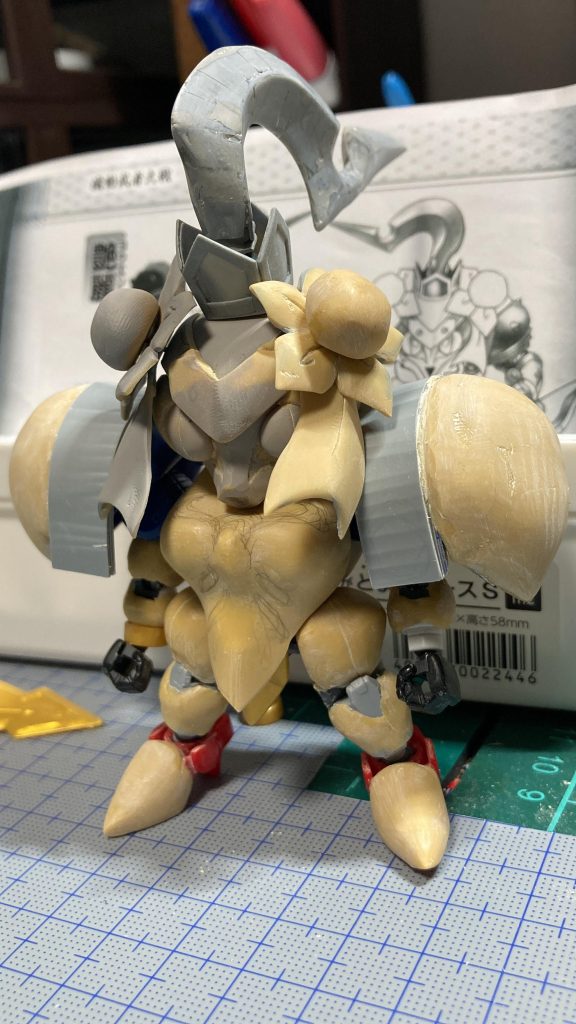 頭のポニーテールは重くならないようにプラ板肩はレジェンドBBナイトガンダムの兜を軸にパテとプラ板で制作。形が出来たらあとはひたすらヤスリ掛けをして表面を整えました。