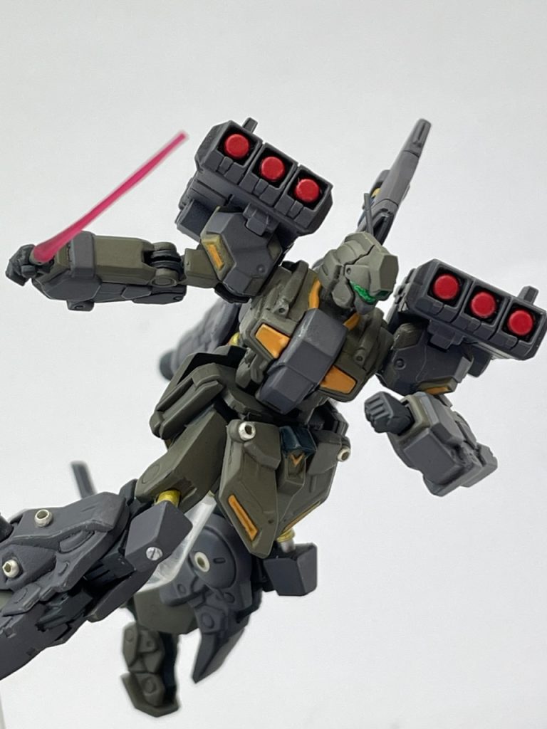 首と足首はボールジョイント方式。膝はカットして固定軸を利用。腰はカットしてプラ棒を軸に。肩はコトブキヤM.S.Gのジョイント。肘はホッチキス針とプラ板で作成。あくまで、好みのポージングをさせる程度の可動範囲です。