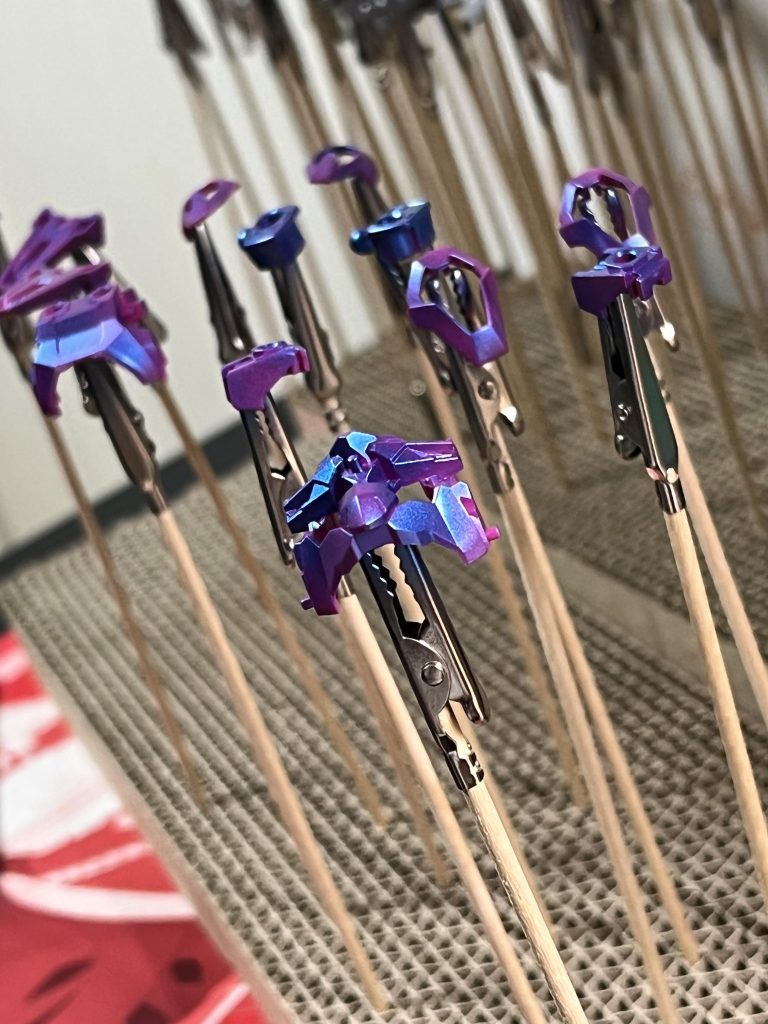 成形色を活かしてエセマジョーラ笑プライマリーブルーメタリックをササっと！