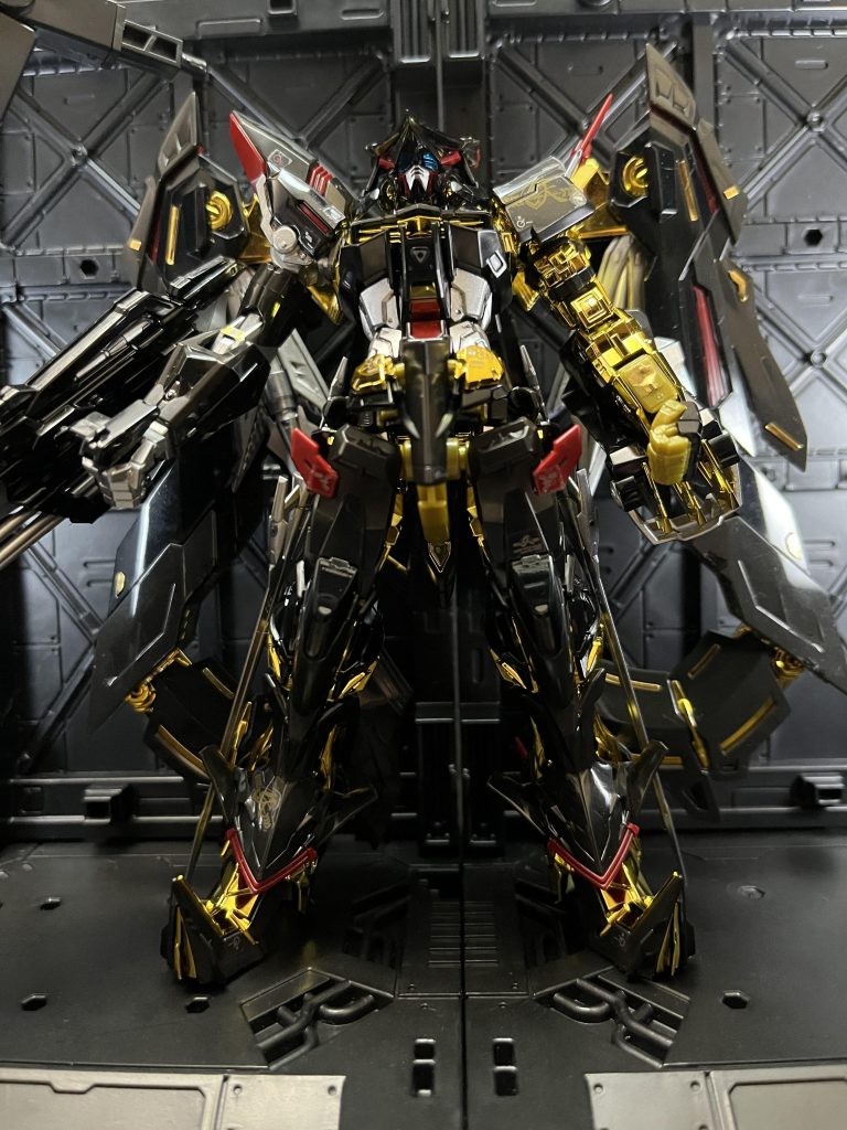 RGのスペシャルコーティングでディテールと金メッキがカッコいいです。難点はパーツのポロリが多いです。今回ポージングしてた時に何回ポロリしたか・・・