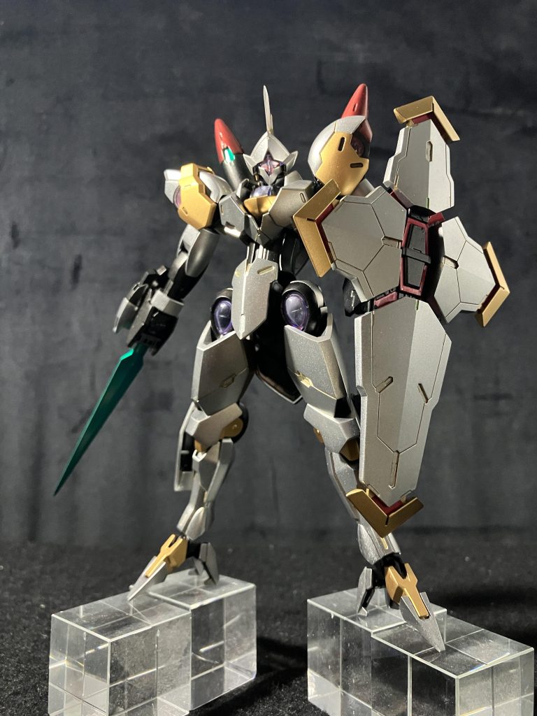 グラスレー社MSのパーツを入れ替えただけのお手軽ミキシング。肩はアシンメトリー。西洋甲冑をイメージしたシルバーとゴールドで本体塗装しました。