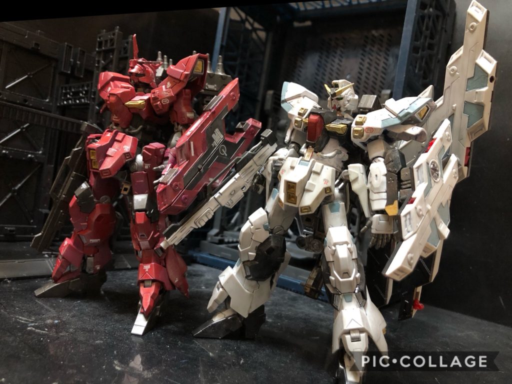 oyz「サザビー可変検証試作型と並べてみましたー。」シャア「同じではないか。」oyz「それでも顔と色と装備が違うだけで別機体に見えますね〜。」シャア「本体が全く同じとはな。ん?もしや。」oyz「気づきました?」シャア「もしや、私のサザビーと同じ可変機なのか。」oyz「そうですっ!装備が違うので可変に多少の違いはありますが。では早速可変を見ていきましょう。」・Aパーツ “μアタッカー”