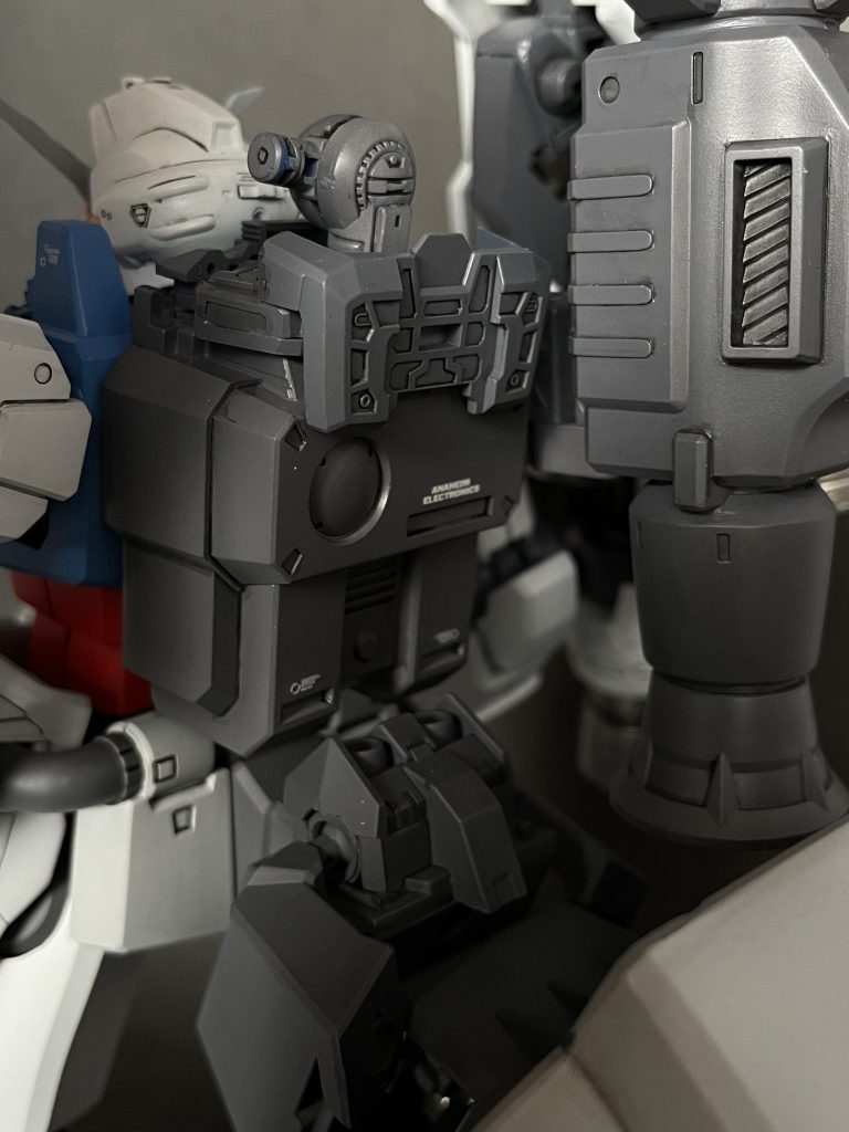 バックパックもモリモリだけど未完成シールド懸架装置は…こちらも実は未完成現在はマグネットで取付してますが、保持力は弱く、いつか納得いく装置を完成させたいと思っています。