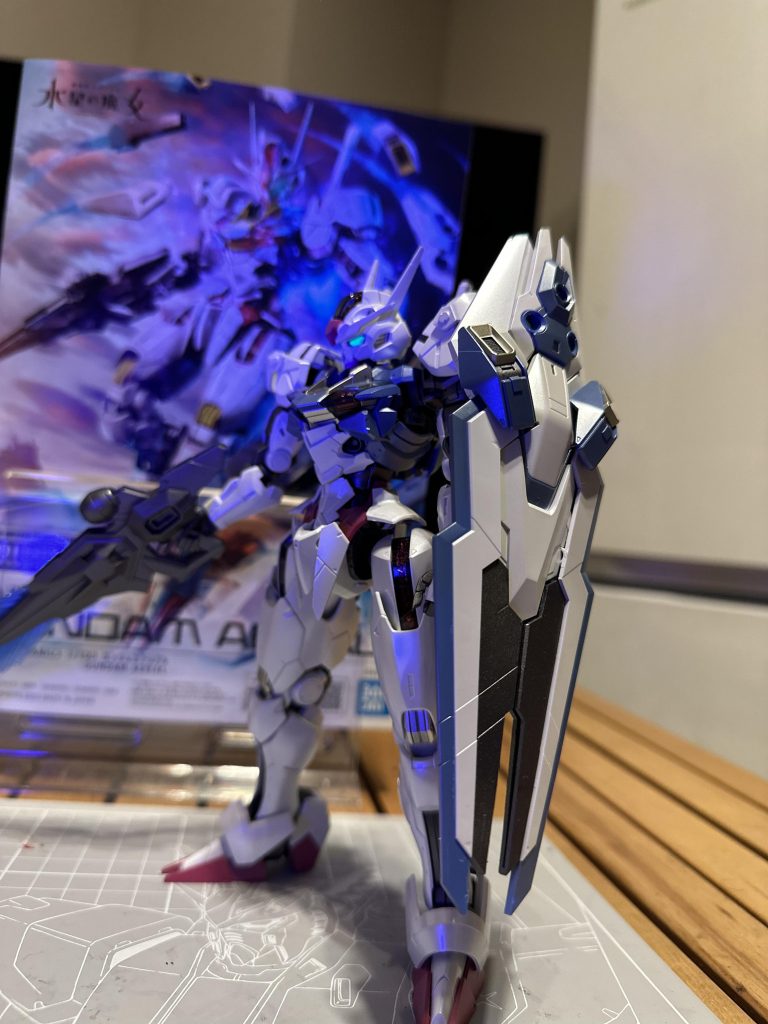 ツインアイと後頭部のセンサーはガイアノーツ蛍光グリーンで筆塗り塗装