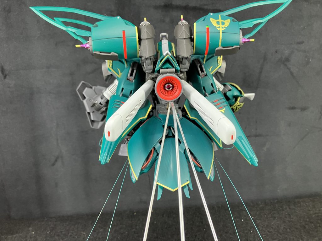 リアビューは戦場を駆ける優雅な蝶をイメージ。