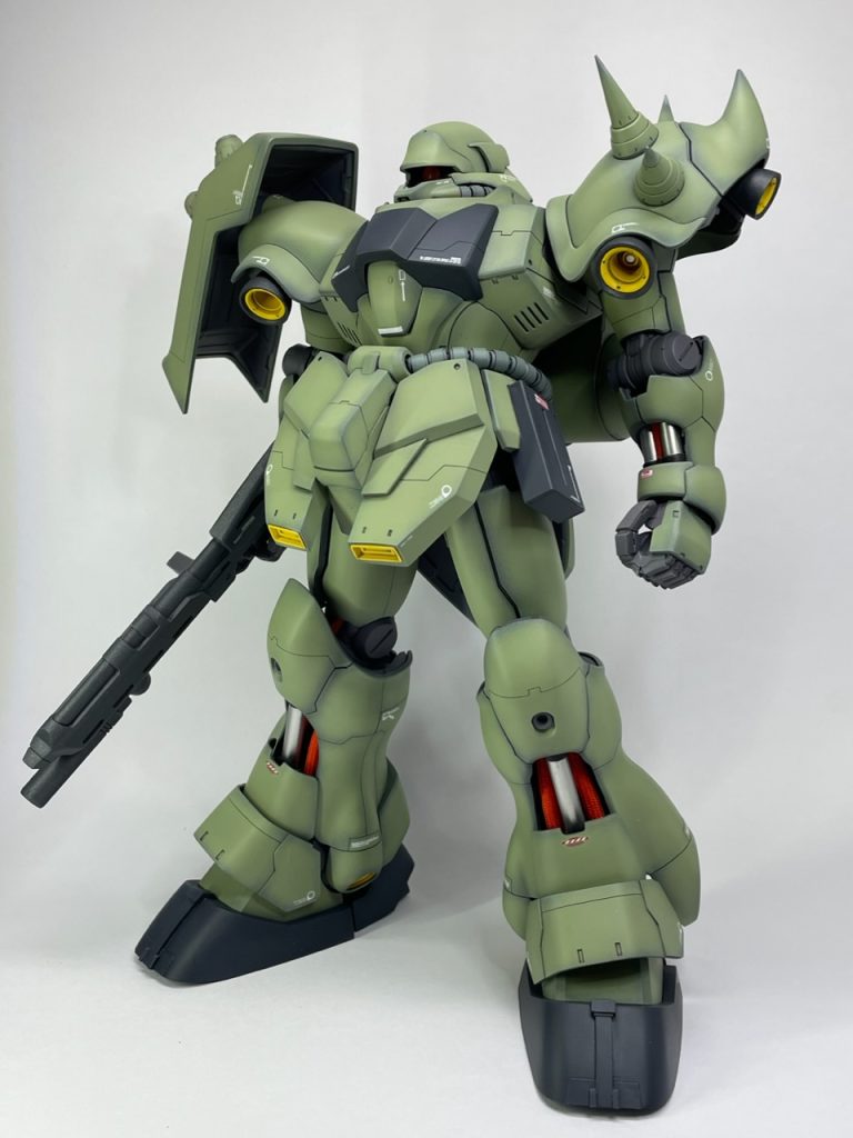 スパイク、ショルダーアーマーのスパイク(?)、ハンドパーツ、動力パイプ(頭)は、ビルダーズパーツから。腰の動力パイプはプラパイプで、フロントアーマーはプラ板で製作。