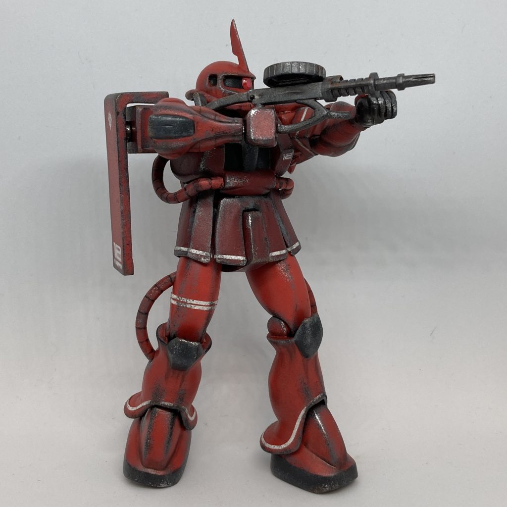 両手でザクマシンガンを構える！…あれ、左手握ってない？（笑）