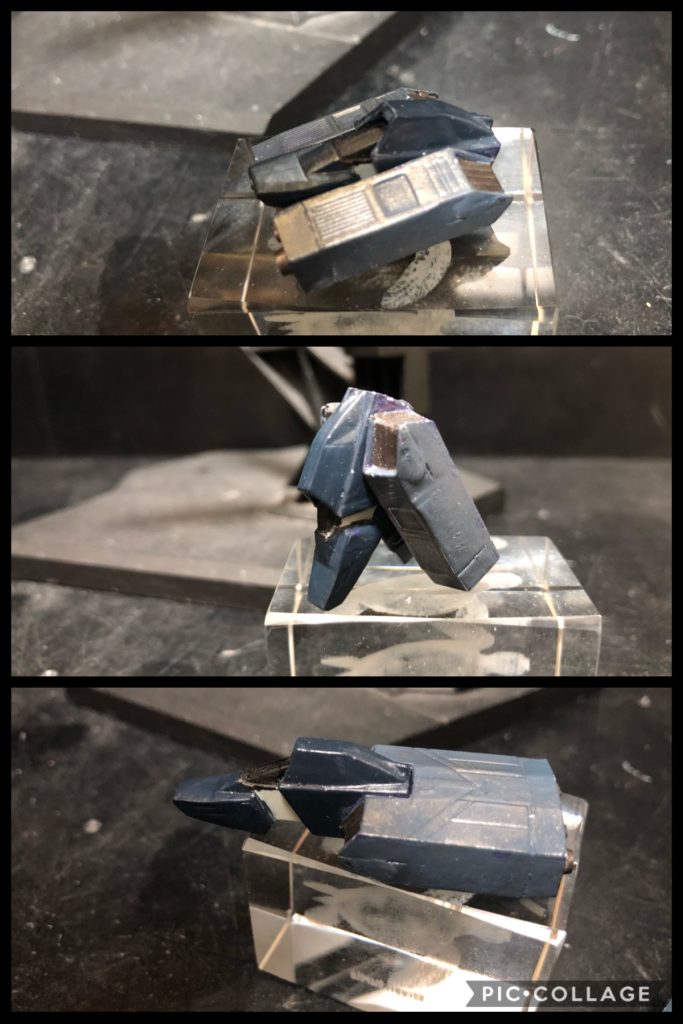 シールドです。マゼンダさんの動画では2枚使いますが、今回は一枚でチャレンジ!Gアーマーで言われるどこいっちゃうの問題に一矢報いてやります。よく2枚重ねとか言われますけど、重量が重くなりすぎますから現実的ではないですよね。まあ、あんなのアムロなら投げ捨てたり、敵に投擲して武器にしてしまうんでしょうけど、まあ可変開発としてはスッキリしないのも確か。そこで今回はシールド一枚で済む様に、真ん中分割で羽根を仕込みました。マグネットでガチっとくっつくので剛性もしっかり!