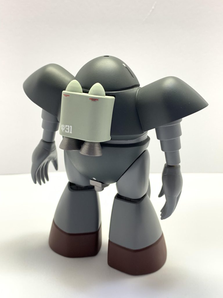 後ろ姿。物凄いシンプルですね。スジ彫りやプラ板などでディテールを追加していくのも面白いと思います。