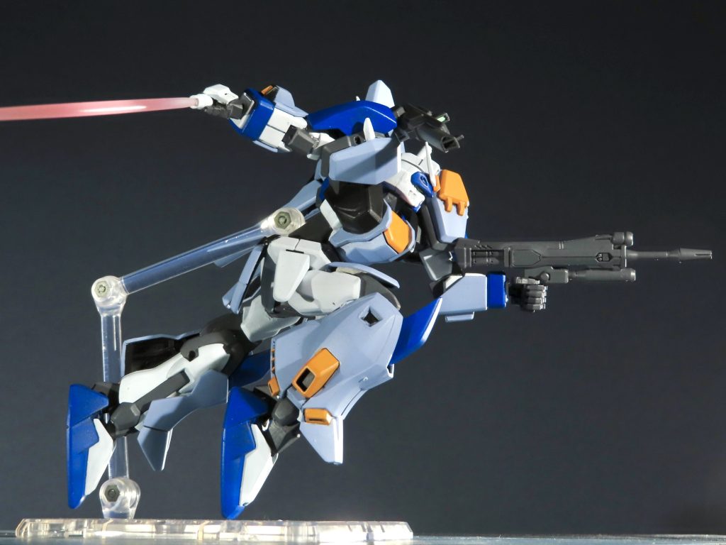 各関節はエポパテで新造し固定してあります。腰、膝が特に強引です。