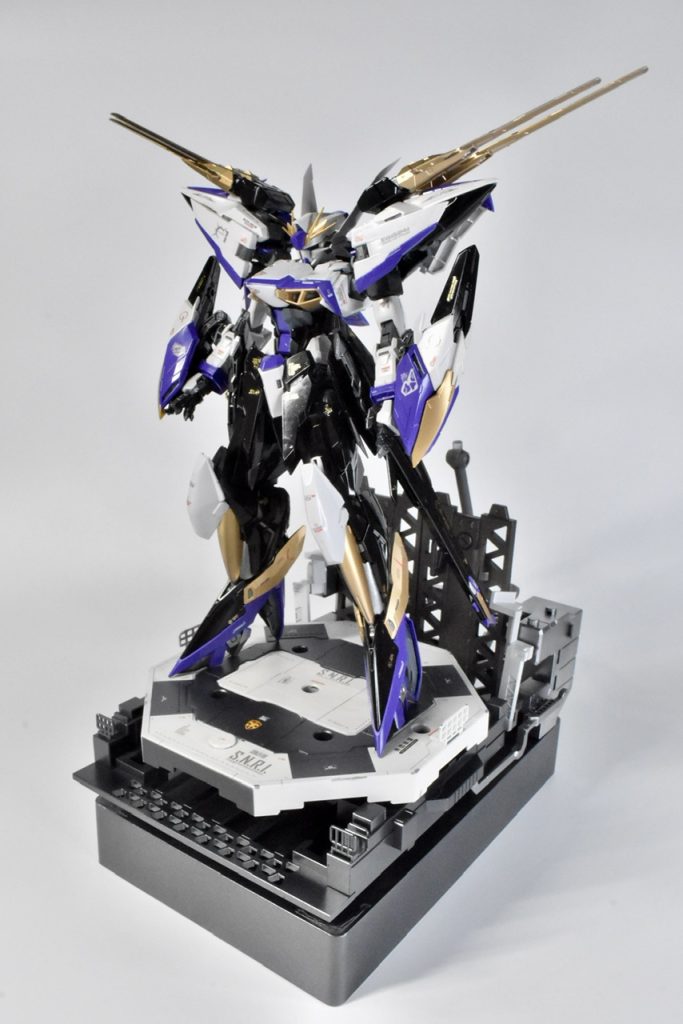 ベースのエクリプスガンダムは各種MGのジャンクパーツでディテールアップを行っています。両腕のPS-02ビームシールドは、ドラグーンを装備できるようにマウント位置を変更しています。