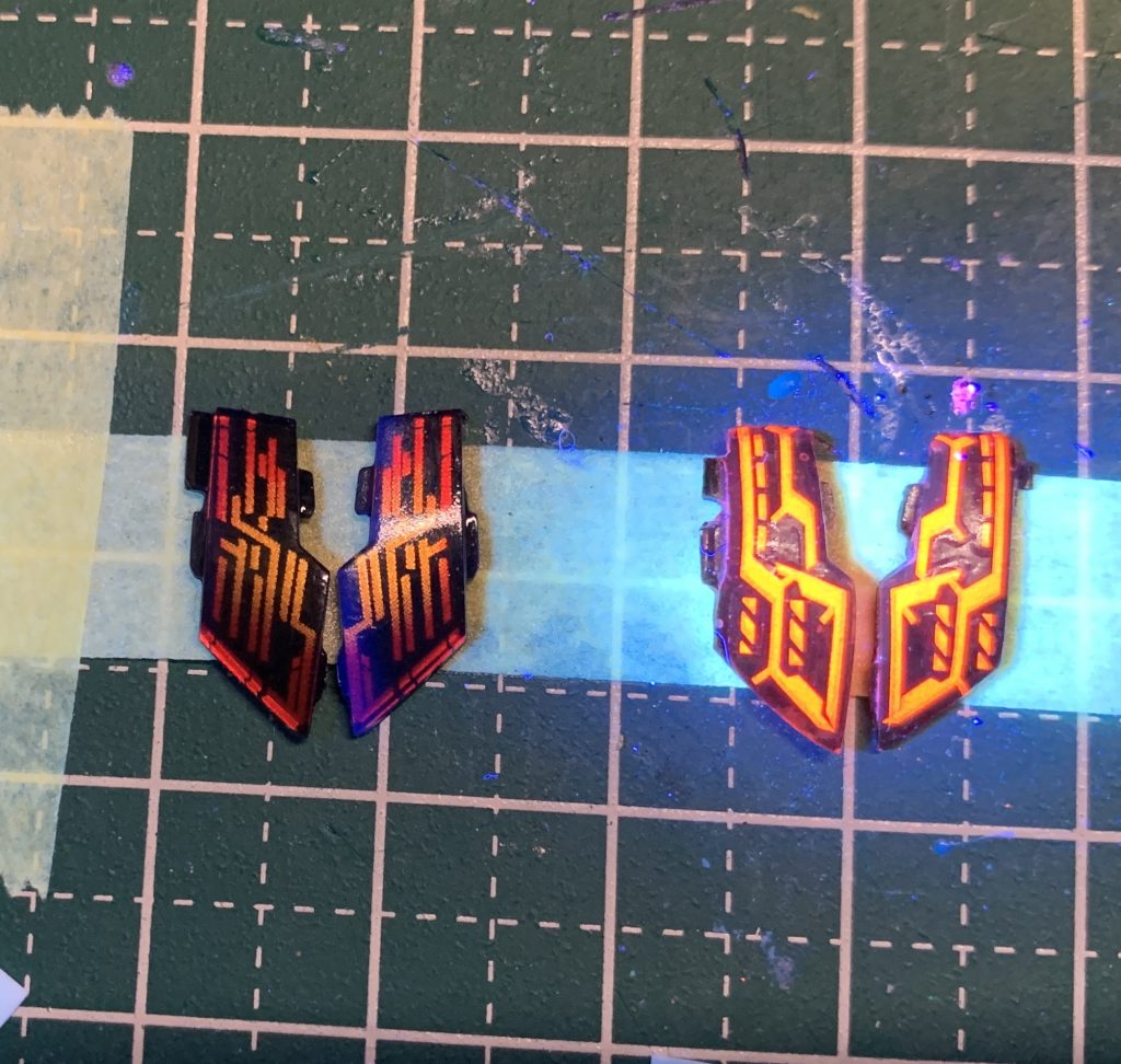 左がキットのインモールド成型パーツ、右がおゆまるレジンで複製してアシタのデカールを貼ったもの。