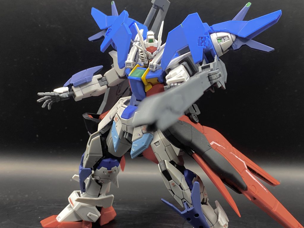 ロングライフルを構えてポーズ