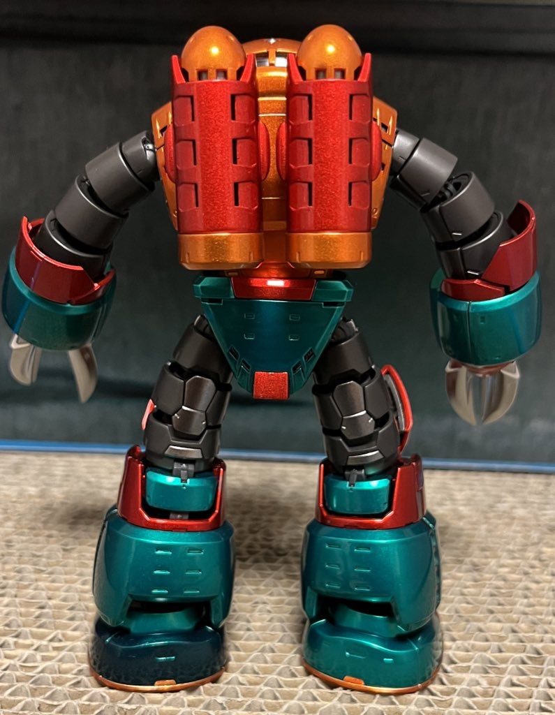 後ろ左足かかと部分をミスで塗装し直したら、色が合わなくなってしまい……