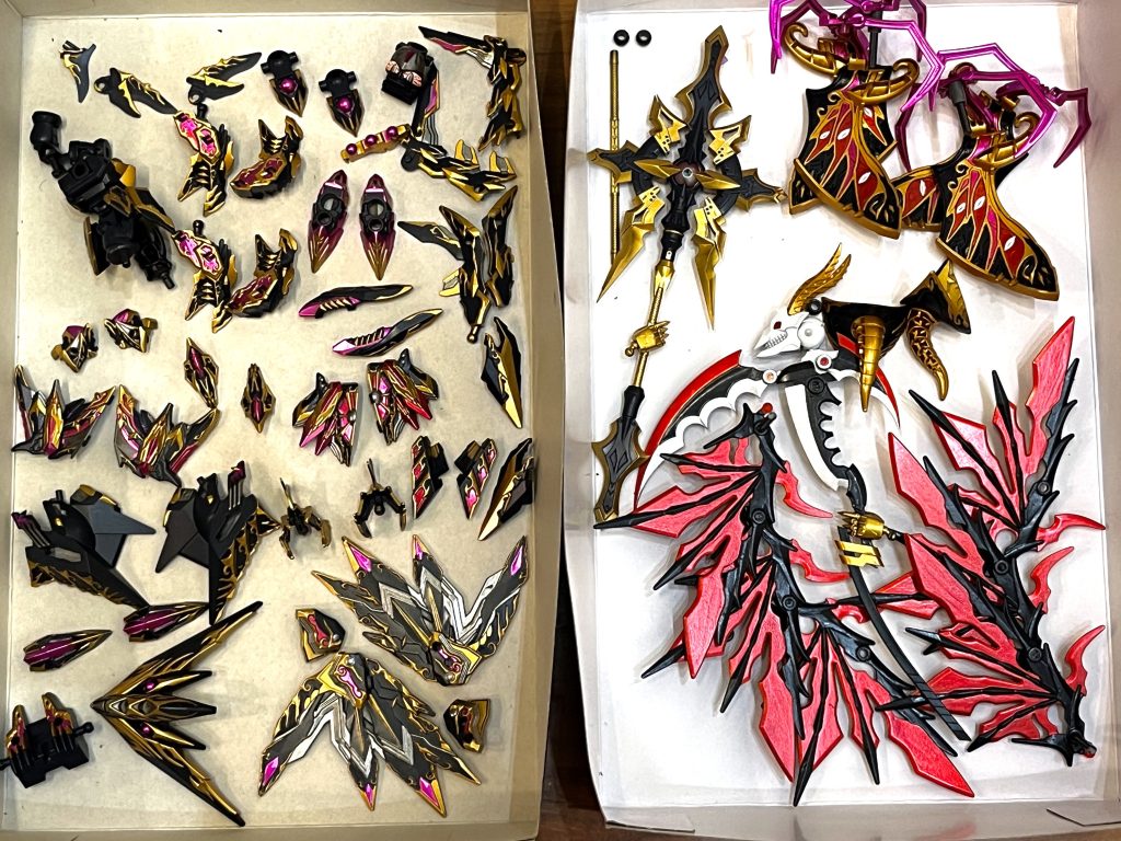 塗装途中の段階ですが、パーツ構成はこんな感じです。左側がキット本来のパーツ、右側が追加パーツです！