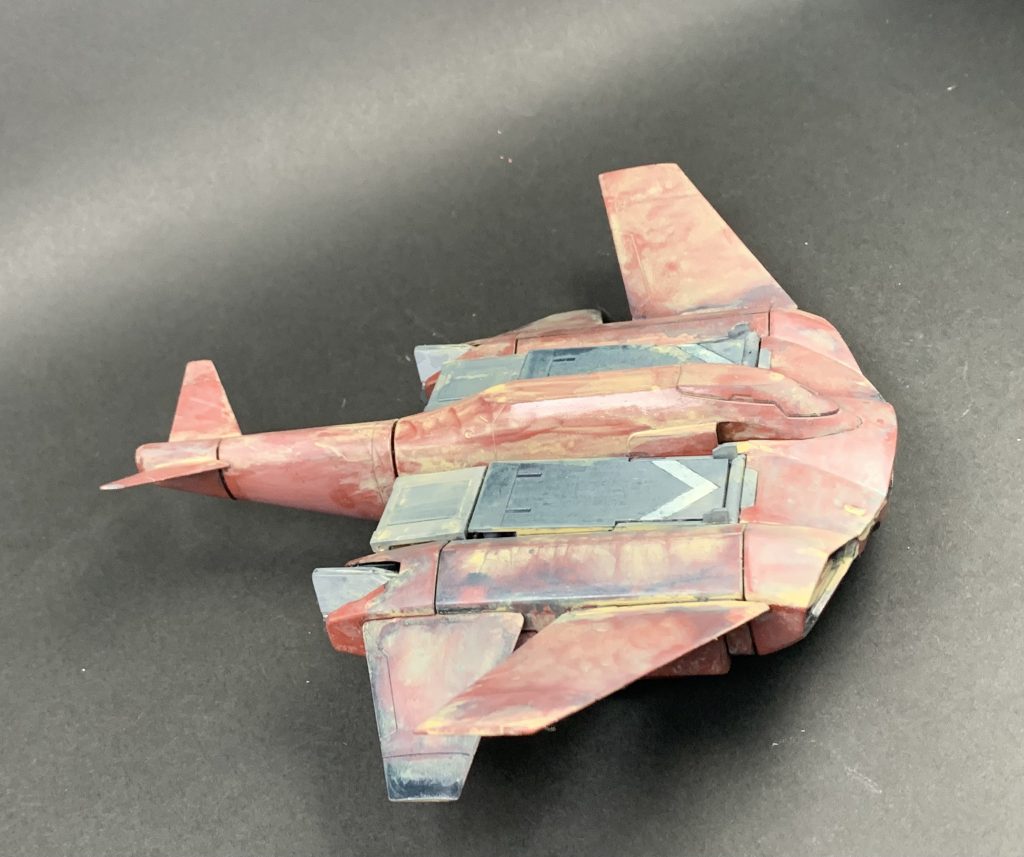 今回はただのブラックでなく少し青を混ぜたカラーリングで塗装し直しました。いい感じに赤い鉄板が焼けた感じになったかもしれない