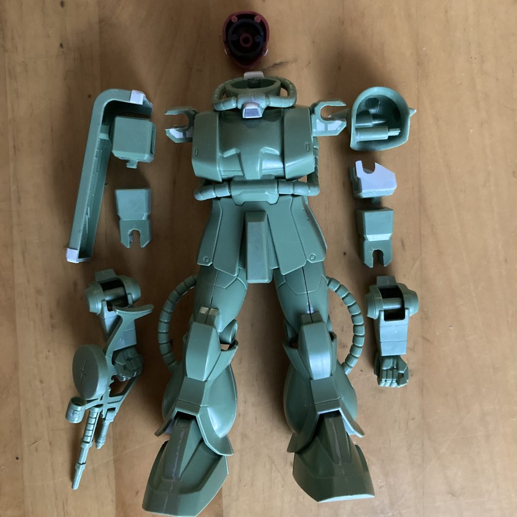 頭頂部とスパイクアーマーを余剰パーツやプラ板で改修し、腕関節は後ハメ加工。シールドエッジにもプラ板を貼り付け。