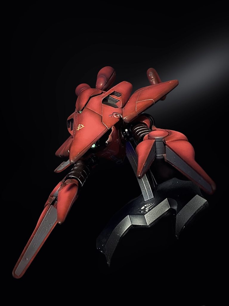 ガンダムを捕まえたハサミのついた腕が一対…あ、グラブロか❗️なんか…モビルアーマー的武装のてんこ盛りですね。