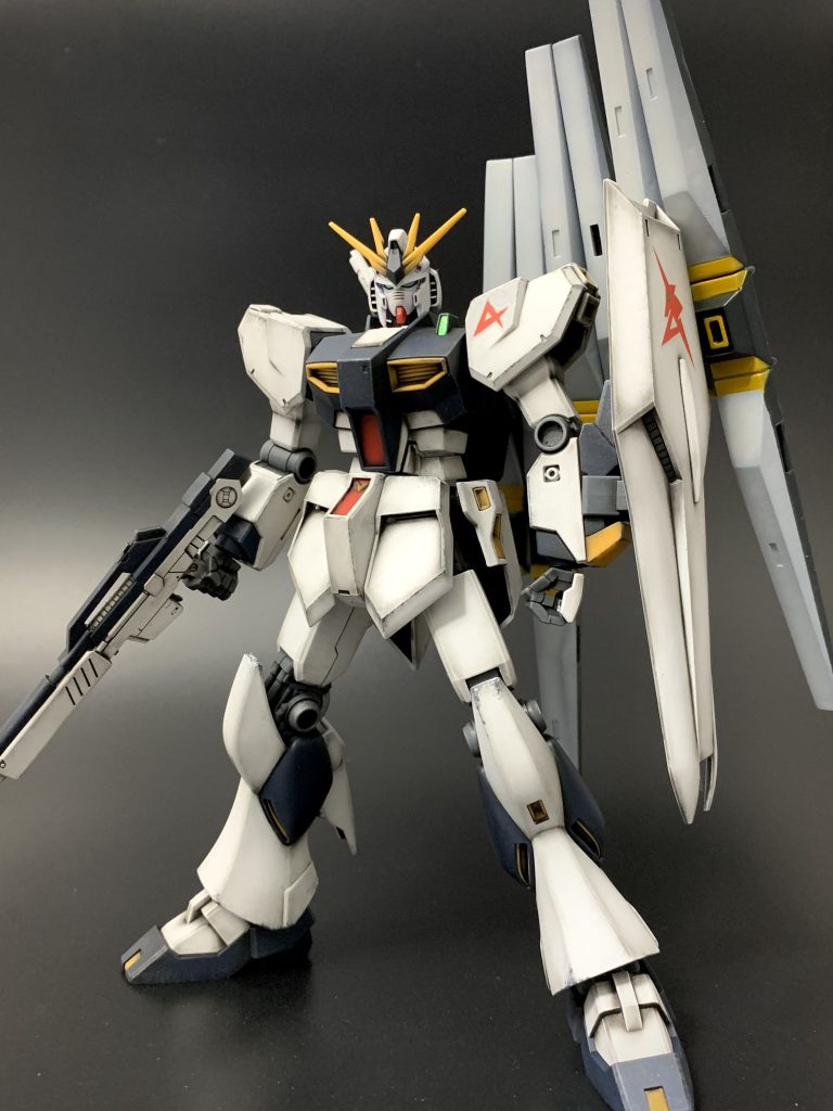 写真で見るといい感じにまとまって見えますが、やはり実物は汚しただけの本体と全塗装のファンネルで色味が違います。けれどもファンネル付くだけで元からカッコいいエントリーグレードがさらにカッコいい!