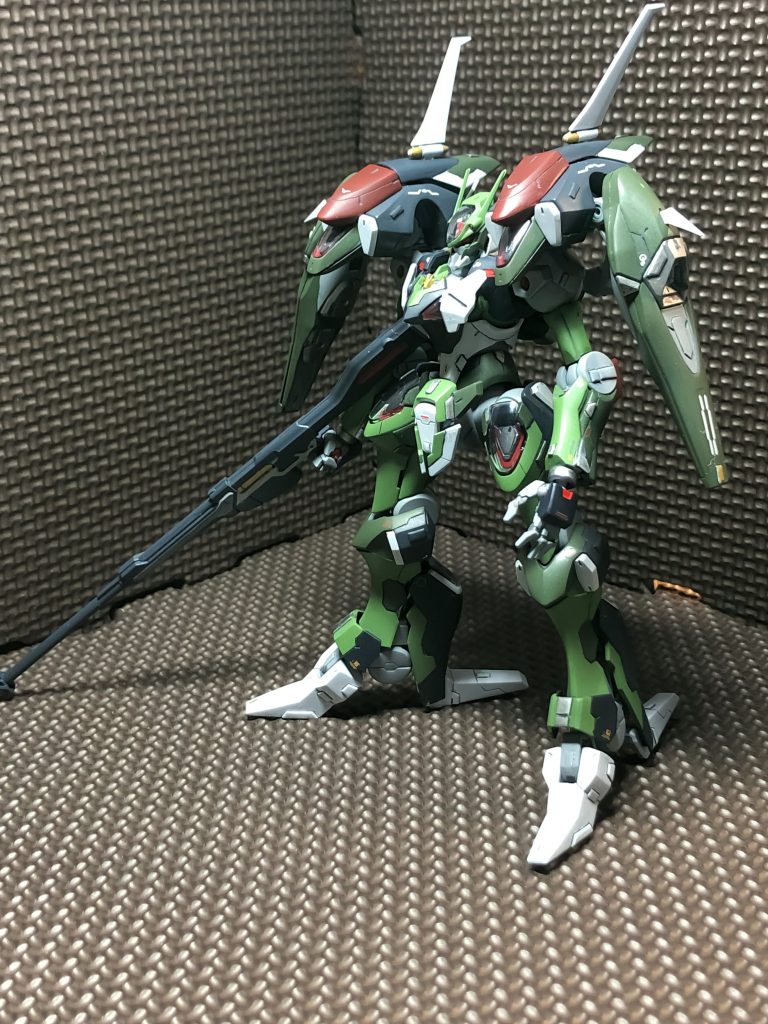 高速で機動するタイプの機体なので、ブースターユニットにウイングパーツをつけて、特徴を強調しました。