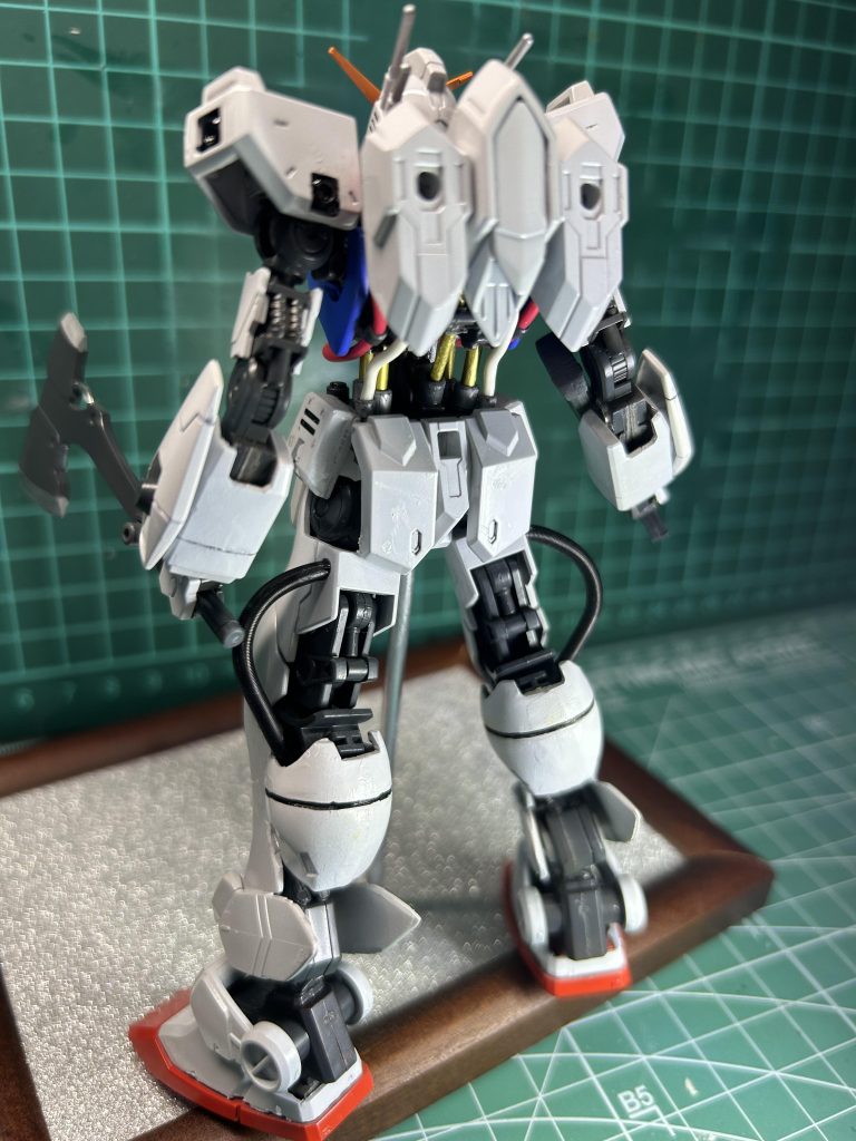 背面ぱしゃり。胴体は結構気に入ってます。しかし脹脛の幅増しと，合わせ目消しは改めて酷いなwwここの工程やってる時は，とりあえず完成させる事を第一だったんで，詰めが甘いww