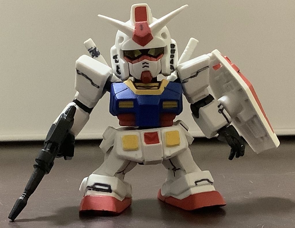 次はガンダム。こちらはツインアイが黄色のプラスチック？になっているので角度によっては光ってるように見えますね。