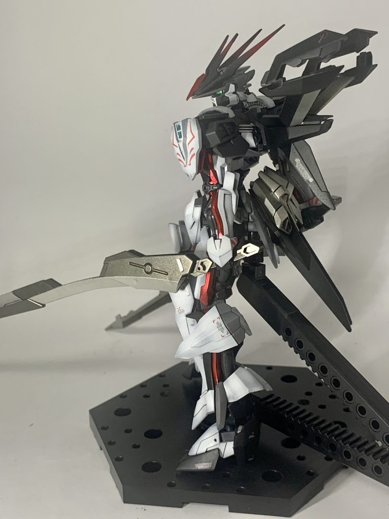 背面から見ても特徴的なバックパックが映えてカッコいいと思います！レッド部分はキャンディ塗装を行いました！